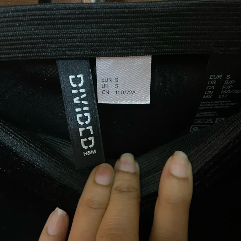 H&M black velvet skirt - Picture 4 of 11